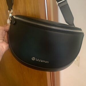 Lululemon black saddle bag